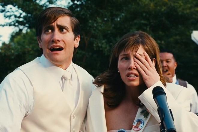David O. Russell với Accidental Love (2015): Kể từ lúc khai máy hồi 2008, Accidental Love phải mất 7 năm mới có thể ra rạp. Đã có quá nhiều tranh cãi, bất đồng nảy sinh trong quá trình ghi hình, tới nỗi David O. Russell yêu cầu Hiệp hội Đạo diễn Mỹ rút tên ông khỏi dự án và thay bằng bí danh Alan Smithee. Năm 2010, nhà làm phim tuyên bố “không còn liên quan đến tác phẩm” và đó không còn là phim của ông nữa. Các diễn viên thì không dễ dàng như thế. Bởi ràng buộc hợp đồng, họ phải ghi hình nốt những cảnh dở dang trong sự chán nản. Và thật khó để một xuất phẩm trải qua nhiều rắc rối như Accidental Love có thể đạt chất lượng cao.