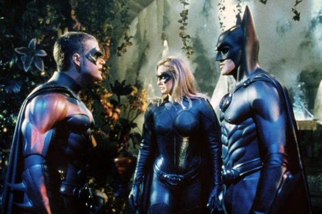 Joel Schumacher với Batman & Robin (1997): Ngay cả Joel Schumacher cũng nhìn ra vấn đề của tác phẩm thường bị coi là “vết đen” của dòng phim siêu anh hùng. “Tôi muốn gửi lời xin lỗi tới những ai cảm thấy thất vọng. Tôi nợ họ điều đó”, ông phát biểu trên trang Vice hồi 2017. Chính vì Batman & Robin, các bộ phim về Người Dơi bị xếp xó suốt gần 10 năm sau đó. Hồi 2010, tạp chí Empire thậm chí còn bầu đây là bộ phim dở nhất mọi thời đại.