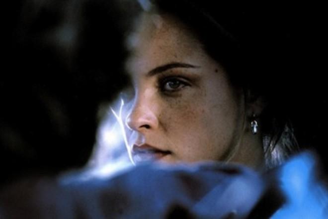 Steven Soderbergh với The Underneath (1995): Steven Soderbergh là nhà làm phim để lại nhiều dấu ấn cho khán giả trong khoảng hơn 20 năm qua. Song, The Underneath - bản làm lại của bộ phim cùng tên năm 1949 - không nằm trong số đó. Ông có lần tâm sự rằng mình đã không đặt tâm huyết vào bộ phim: “Phim gây buồn ngủ tới nỗi tôi đã suy tính đến dự án tiếp theo ngay từ lúc còn trên phim trường The Underneath. Có lẽ nó đã chết từ lúc chưa thành hình”.