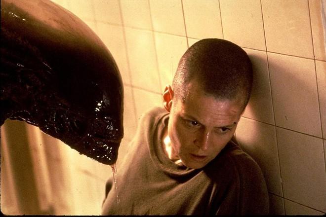 David Fincher với Alien³ (1992): Đến giờ, David Fincher là nhà làm phim vĩ đại của Hollywood sau những tác phẩm như Se7en, Fight Club, The Social Network hay Gone Girl. Nhưng phim điện ảnh đầu tay của ông - phần 3 loạt Alien - lại không được chính ông thừa nhận. Trong một lần trả lời tạp chí The Guardian, Fincher nói: “Không có ai ghét Alien3 hơn tôi đâu. Tôi ước gì dự án đã không xảy ra”. Ông đã bỏ ra hai năm để thực hiện bộ phim, và nảy sinh tranh cãi với nhà sản xuất đến nỗi bị gọi là “một gã khốn hiếu chiếu”.