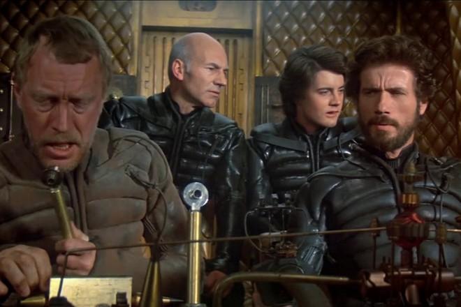 David Lynch với Dune (1984): Nguyên tác văn học của Frank Herbert rất khó để chuyển thể. Alejandro Jodorowsky đã tốn nhiều năm trời công cốc, còn Denis Villeneuve thì đang ấp ủ một phiên bản điện ảnh vào năm 2020. Song, David Lynch mới là người đầu tiên đưa Dune lên màn ảnh rộng hồi 1984. Phim gây ra nhiều tranh cãi sau khi ra mắt, còn bản thân Lynch thì phát biểu vào năm 1992 rằng: “Có lẽ tôi không nên thực hiện bộ phim”. Trong một số bản phim sau này, David Lynch yêu cầu xóa tên ông khỏi vị trí đạo diễn, và thay bằng bí danh Alan Smithee.