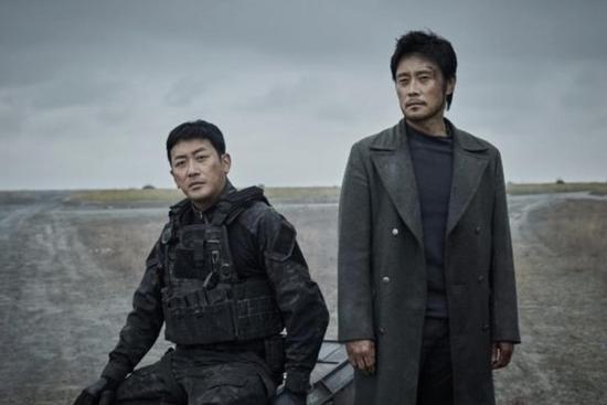 Lee Byung Hun đóng hai phim về thảm họa