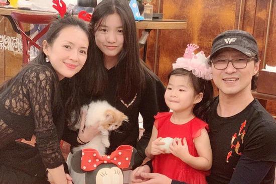 Con gái 3 tuổi của Chương Tử Di gây chú ý với ngoại hình giống hệt bố