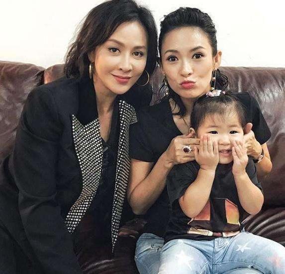 Con gái 3 tuổi của Chương Tử Di gây chú ý với ngoại hình giống hệt bố-7