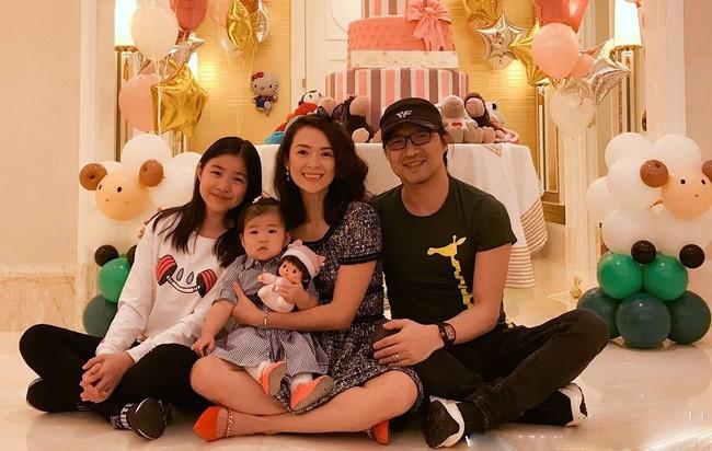 Con gái 3 tuổi của Chương Tử Di gây chú ý với ngoại hình giống hệt bố-9