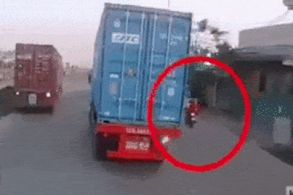 Clip: Rùng mình nhìn nam thanh niên đi xe máy liều lĩnh tạt đầu container