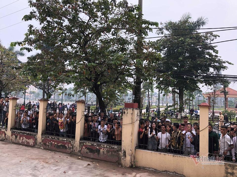 Hàng trăm đàn em giang hồ đến tòa theo dõi phiên xét xử Khá Bảnh-9