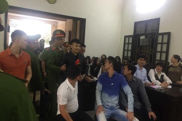 Hàng trăm đàn em giang hồ đến tòa theo dõi phiên xét xử Khá Bảnh-6