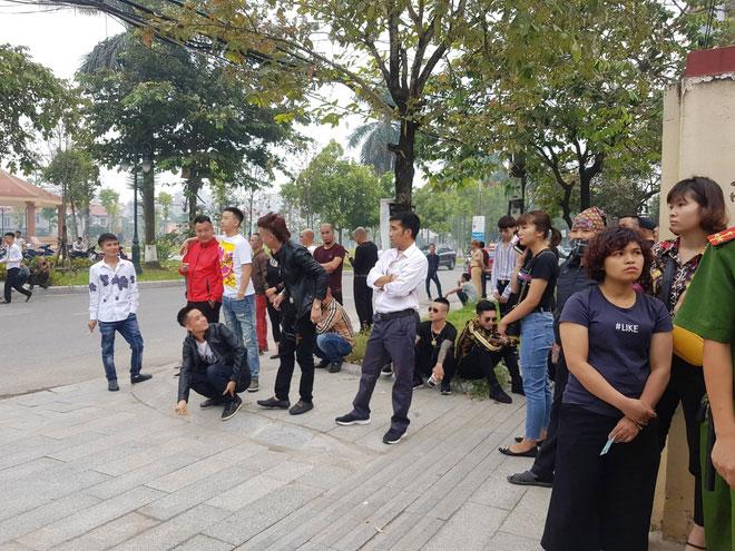 Hàng trăm đàn em giang hồ đến tòa theo dõi phiên xét xử Khá Bảnh-4