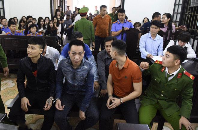 Hàng trăm đàn em giang hồ đến tòa theo dõi phiên xét xử Khá Bảnh-7