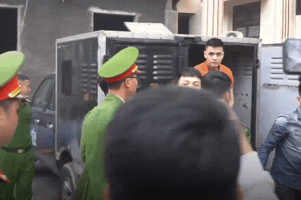 Mẹ Khá Bảnh nhào đến ôm con ở tòa: Mẹ chăm ăn béo lên, chờ con cải tạo trở về-8