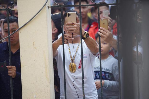 Hàng trăm người trèo rào livestream, học sinh nghi trốn học, đội mưa theo dõi xét xử Khá Bảnh-1