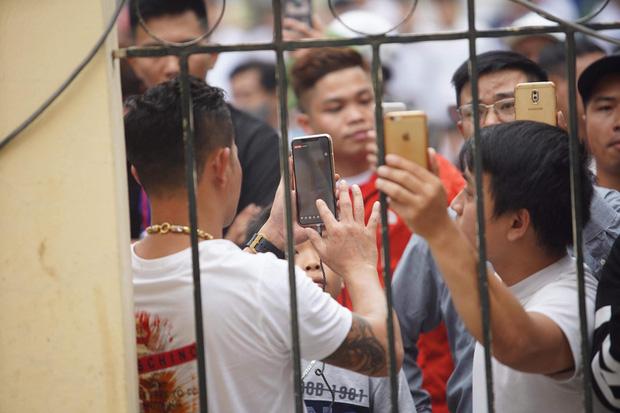 Hàng trăm người trèo rào livestream, học sinh nghi trốn học, đội mưa theo dõi xét xử Khá Bảnh-2