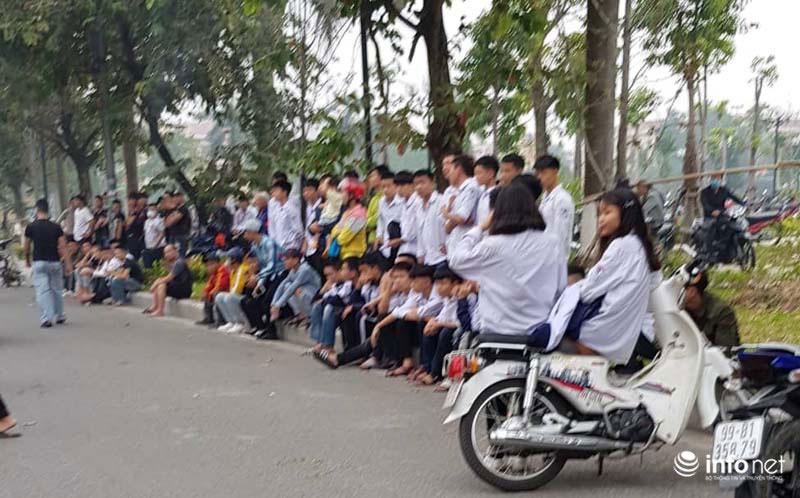 Hàng trăm người trèo rào livestream, học sinh nghi trốn học, đội mưa theo dõi xét xử Khá Bảnh-6