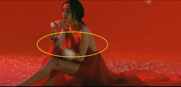 Pha tạo dáng phản cảm để đời và những lần lộ nội y kém duyên của Bích Phương-1