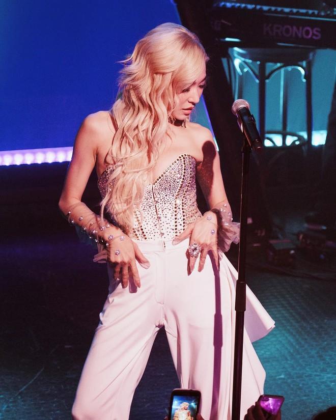 Rời nhóm SNSD, Tiffany chuộng mặc bra và váy ngắn lên sân khấu-5