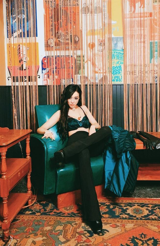 Rời nhóm SNSD, Tiffany chuộng mặc bra và váy ngắn lên sân khấu-7