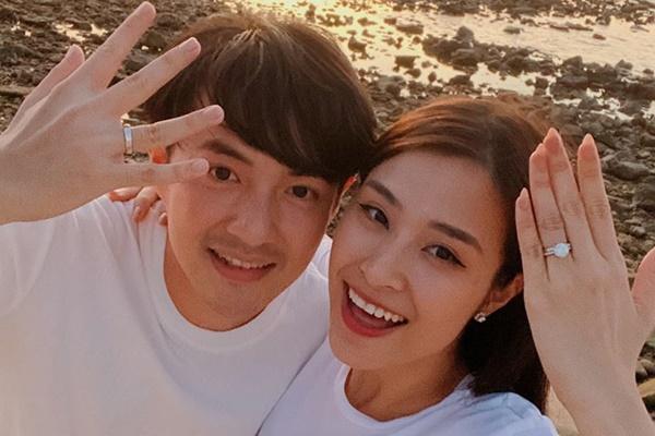 Vợ chồng Đông Nhi - Ông Cao Thắng tất bật chạy show sau đám cưới-8