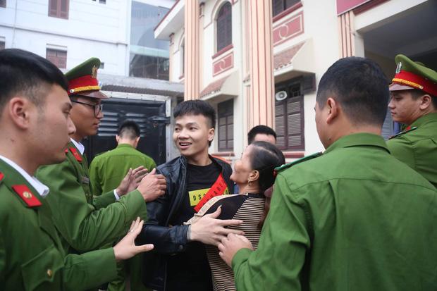 Mẹ Khá Bảnh nhào đến ôm con ở tòa: Mẹ chăm ăn béo lên, chờ con cải tạo trở về-3
