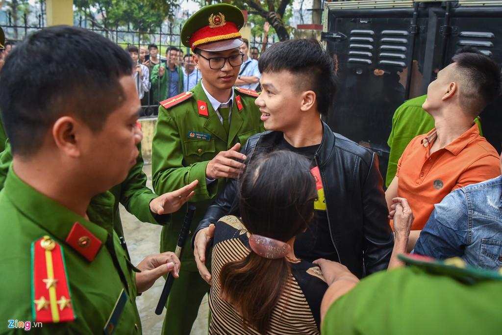 Mẹ Khá Bảnh nhào đến ôm con ở tòa: Mẹ chăm ăn béo lên, chờ con cải tạo trở về-2