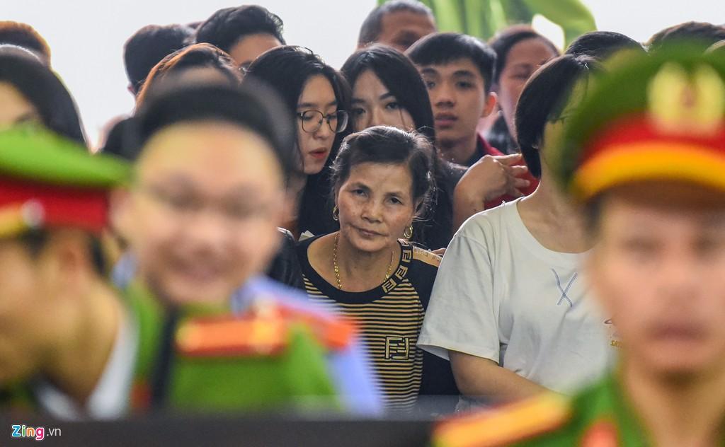 Mẹ Khá Bảnh nhào đến ôm con ở tòa: Mẹ chăm ăn béo lên, chờ con cải tạo trở về-5