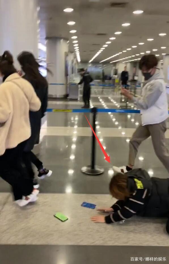 Trịnh Sảng bị fan cuồng rượt đuổi chạy sấp mặt ở sân bay-2