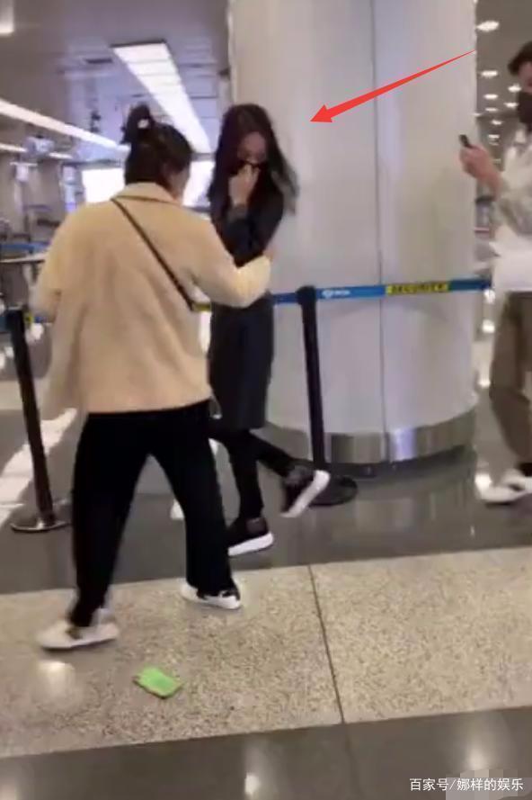 Trịnh Sảng bị fan cuồng rượt đuổi chạy sấp mặt ở sân bay-3