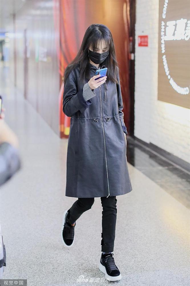 Trịnh Sảng bị fan cuồng rượt đuổi chạy sấp mặt ở sân bay-7