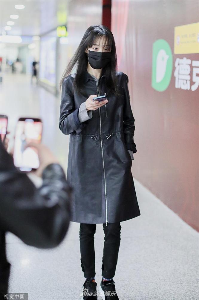 Trịnh Sảng bị fan cuồng rượt đuổi chạy sấp mặt ở sân bay-8