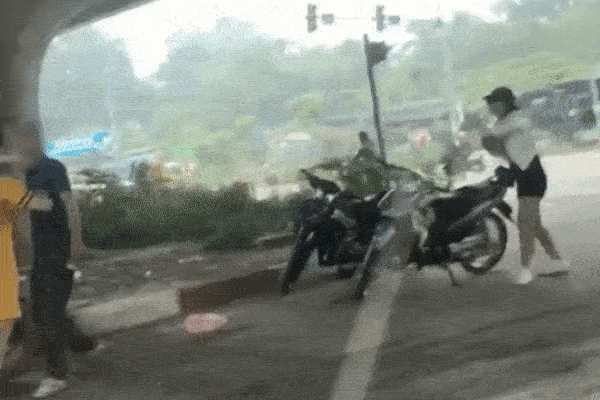 Clip: Nam thanh niên cầm dao truy đuổi, chém 2 cô gái giữa phố Hà Nội
