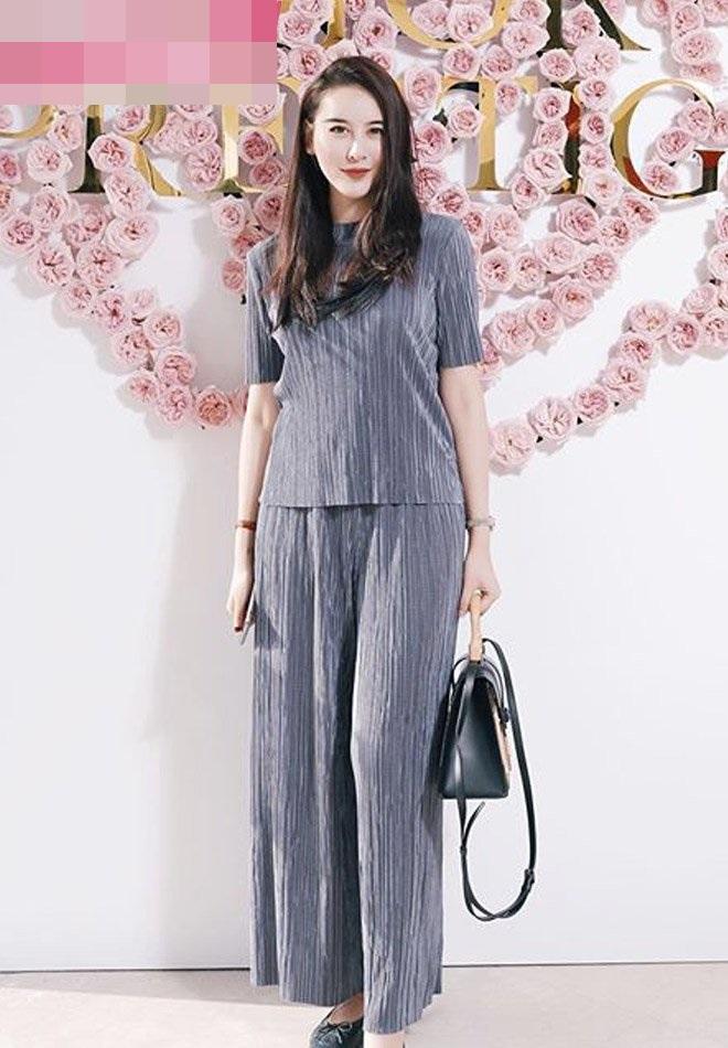 Phương Thanh đi sự kiện mà như tập nghĩa vụ quân sự - Khổng Tú Quỳnh tự dìm dáng vì set đồ vàng chóe-7