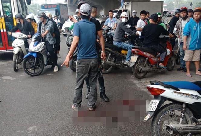 Clip: Nam thanh niên cầm dao truy đuổi, chém 2 cô gái giữa phố Hà Nội-2
