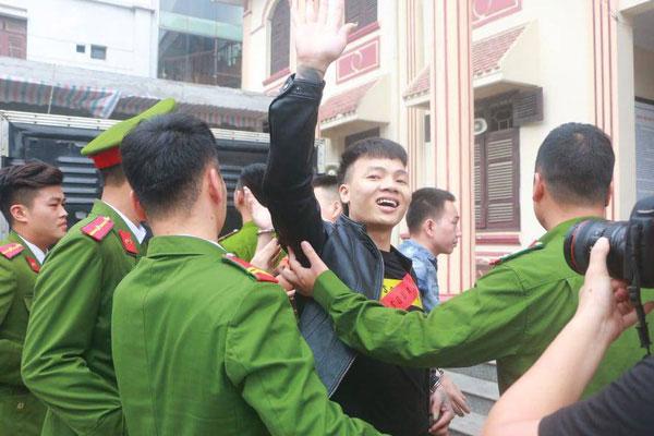 Khá Bảnh đi tù mới hơn 1 năm, vợ suýt cưới ở quê bị đồn yêu người mới-9