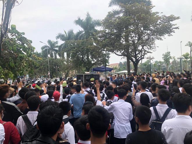 Khá Bảnh gây bức xúc khi bình thản tươi cười vẫy tay chào người thân: Không sao, tôi đi 10 năm cần gì đâu-5