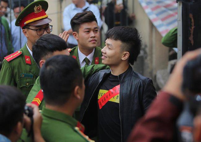 Khá Bảnh gây bức xúc khi bình thản tươi cười vẫy tay chào người thân: Không sao, tôi đi 10 năm cần gì đâu-2