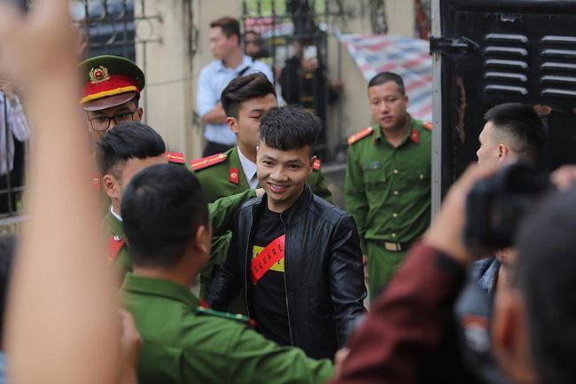 Khá Bảnh gây bức xúc khi bình thản tươi cười vẫy tay chào người thân: Không sao, tôi đi 10 năm cần gì đâu-3