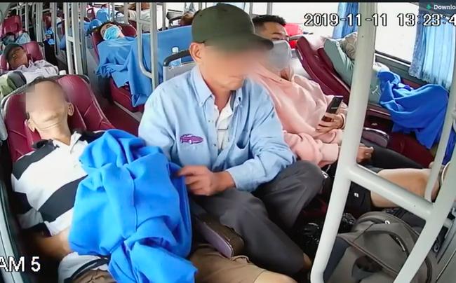 Clip: Thấy hành khách ngủ thiếp trên xe giường nằm, người đàn ông thò bàn tay hư trước mắt mọi người-2