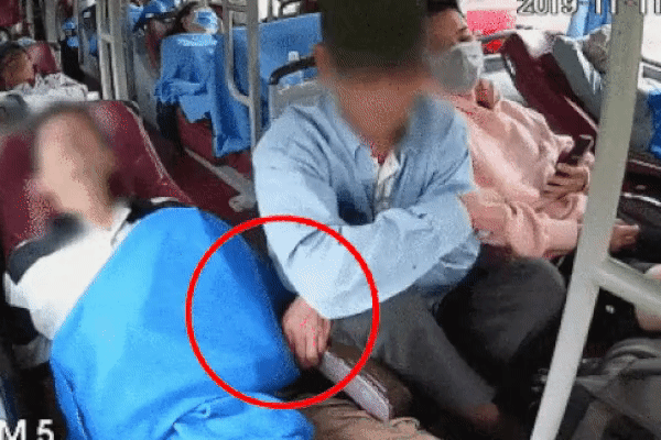 Clip: Thấy hành khách ngủ thiếp trên xe giường nằm, người đàn ông thò bàn tay hư trước mắt mọi người-1