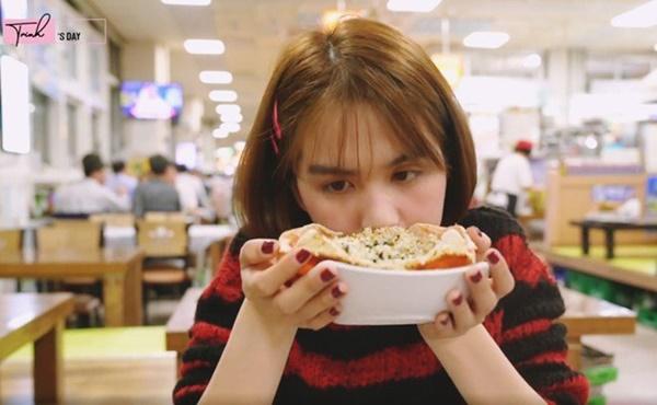 Ngọc Trinh ăn hải sản bữa tiền triệu nhưng vẫn không quên mang theo một món rẻ tiền quê nhà-10