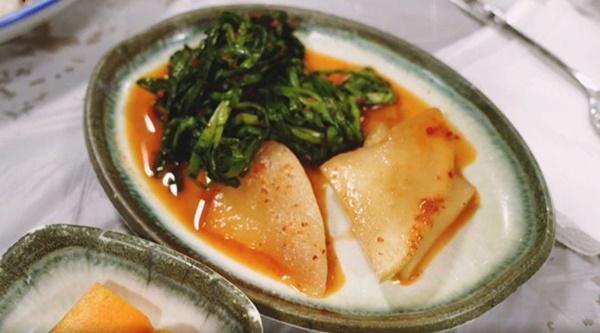 Ngọc Trinh ăn hải sản bữa tiền triệu nhưng vẫn không quên mang theo một món rẻ tiền quê nhà-9