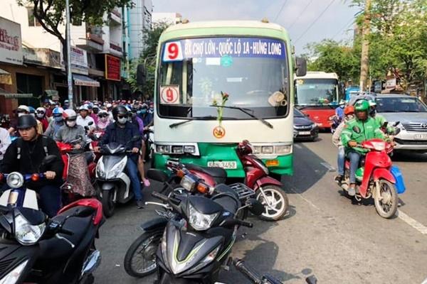 Nhân chứng kể cảnh hỗn loạn khi xe buýt tông 8 xe máy dừng đèn đỏ-1