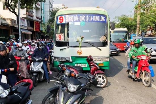 Nhân chứng kể cảnh hỗn loạn khi xe buýt tông 8 xe máy dừng đèn đỏ