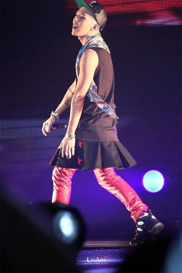 G-Dragon luôn được khen dù mặc váy dài hay quần áo khó hiểu-6