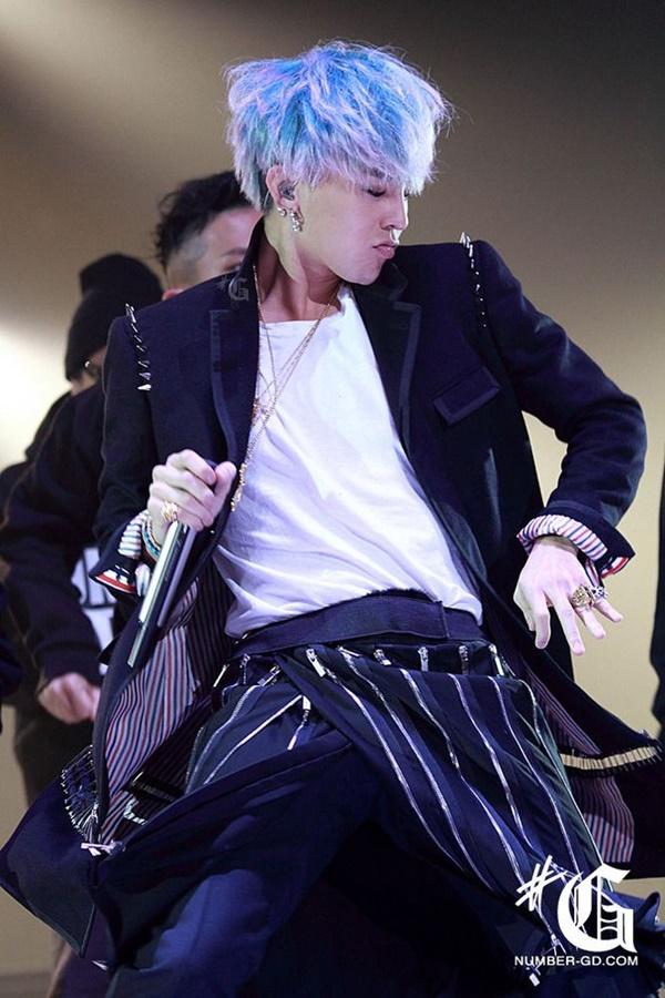 G-Dragon luôn được khen dù mặc váy dài hay quần áo khó hiểu-12