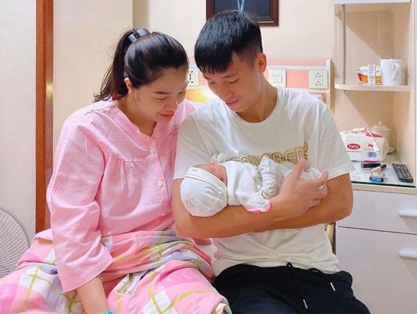 Hội cầu thủ hay khoe ảnh tình cảm bên vợ, bạn gái-6