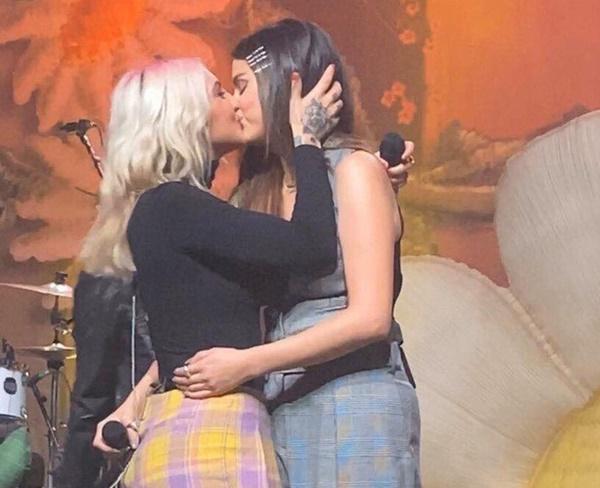 Khán giả nghi ngờ Selena Gomez yêu đồng giới-1