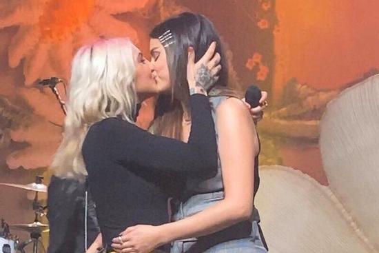 Khán giả nghi ngờ Selena Gomez yêu đồng giới