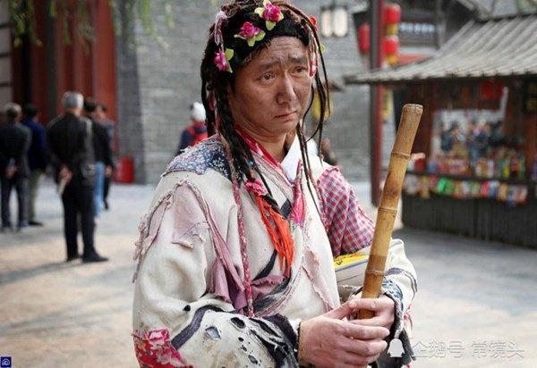 Giả làm ăn xin suốt 8 năm, trai đẹp cưới vợ xinh, tậu nhà hoành tráng-2