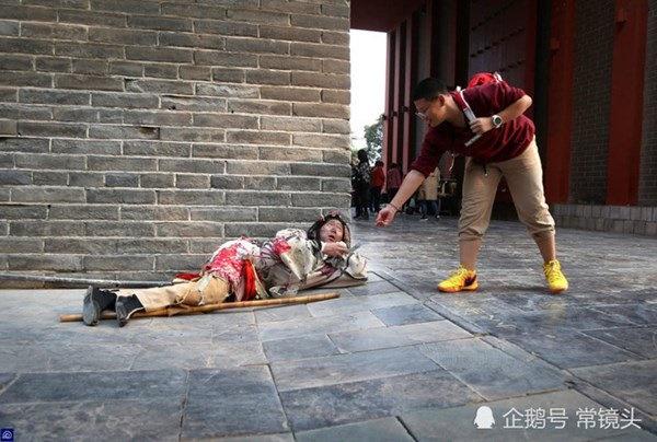 Giả làm ăn xin suốt 8 năm, trai đẹp cưới vợ xinh, tậu nhà hoành tráng-3