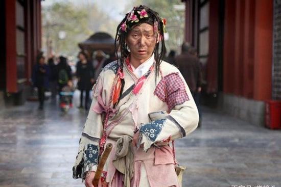 Giả làm ăn xin suốt 8 năm, trai đẹp cưới vợ xinh, tậu nhà hoành tráng